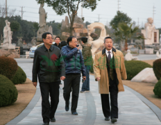 中国殡葬协会副会长李建华等辅导参观九五至尊VI集团